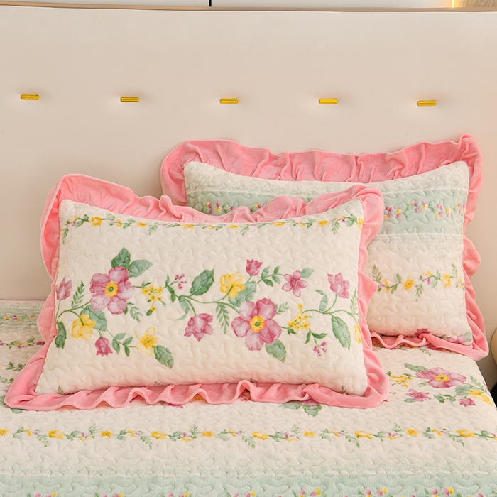 91家纺网 家纺一手货源 找家纺 民新家纺 2025新款牛奶绒印花夹棉床盖四件套 花香四溢-粉