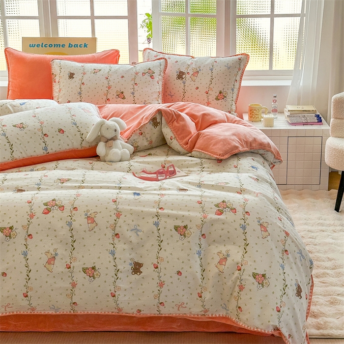 91家纺网 家纺一手货源 找家纺 红粉佳人新款小清新卡通贝壳边三角针棉加绒四件套工艺款牛奶绒四件套花香小兔