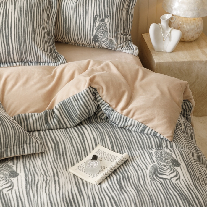 91家纺网 家纺一手货源 找家纺 卡派 2024新款轻奢肌理纹雕花工艺款230克加厚牛奶绒四件套（提供买家秀 ） 条纹斑马-灰