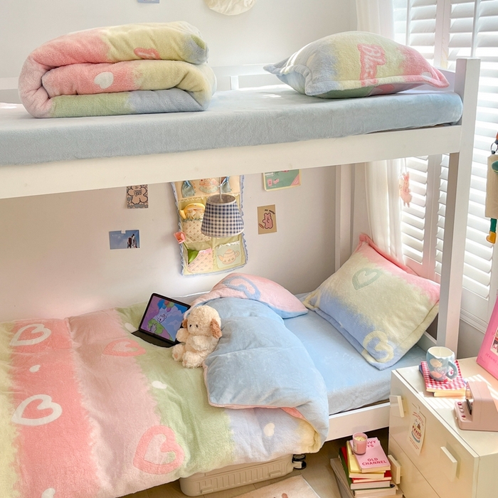 91家纺网 家纺一手货源 找家纺 川悦生活 2024新款立体雪花绒宿舍床笠款三件套四件套 彩虹爱语蓝