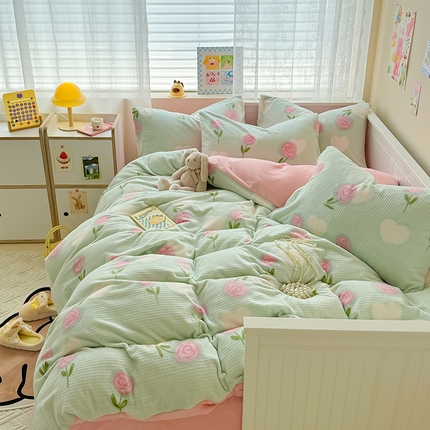 91家纺网 家纺一手货源 找家纺 典曼家纺 2024新款A类印花牛奶绒雕花四件套 花香迷人