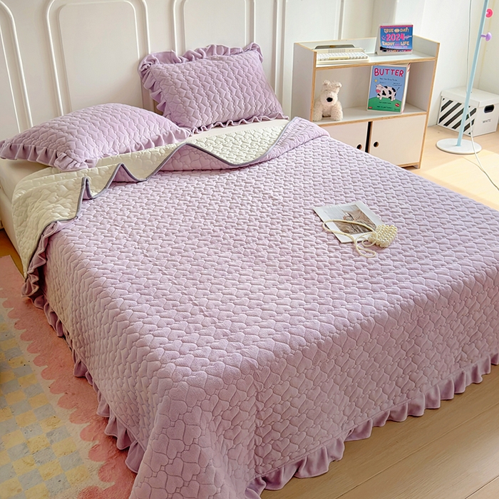 91家纺网 家纺一手货源 找家纺 美梦家纺 2024新款素色牛奶绒花边床盖系列 水晶紫