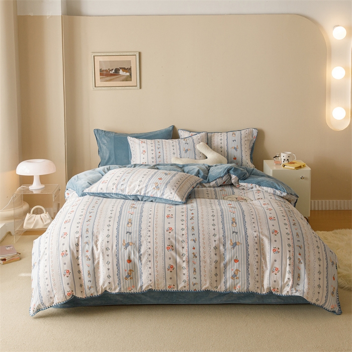 91家纺网 家纺一手货源 找家纺 红粉佳人新款小清新卡通贝壳边三角针棉加绒四件套工艺款牛奶绒四件套皮得兔