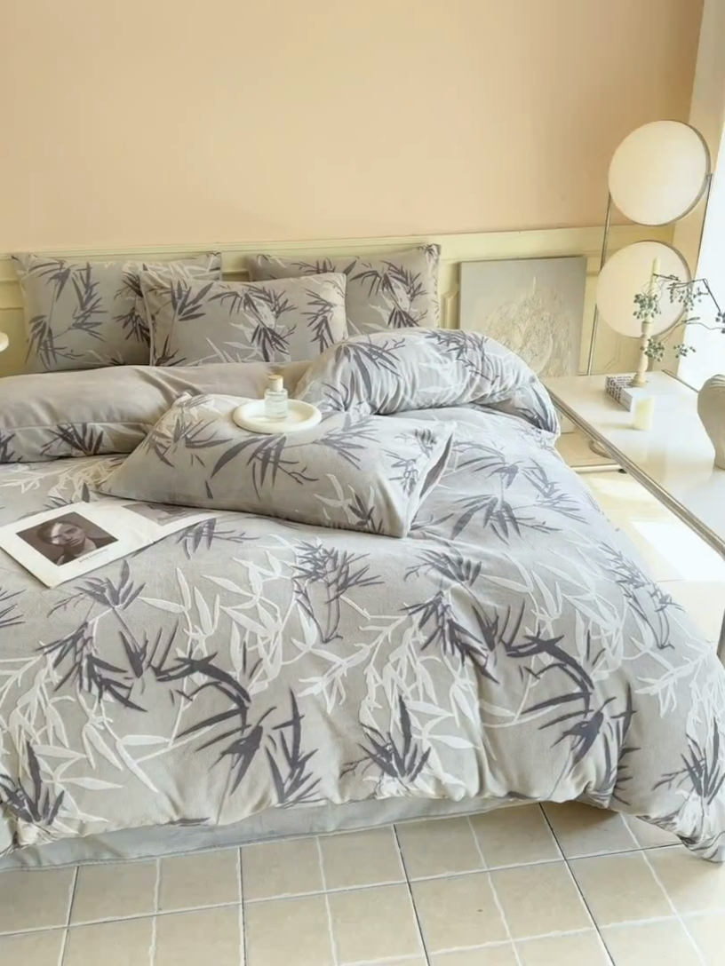 91家纺网 家纺一手货源 找家纺 大境 2024新款8斤A类230克牛奶绒提花烂花四件套床笠款床单款 水墨竹 红灰