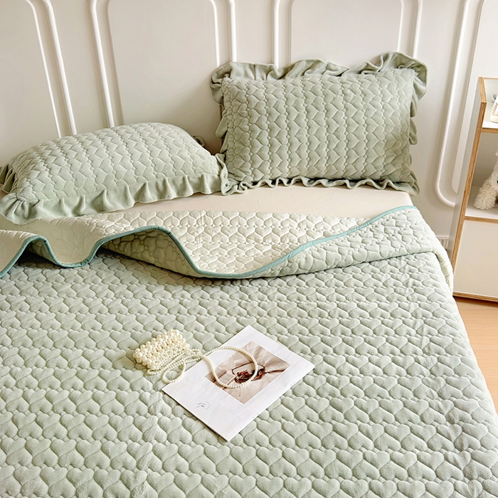 91家纺网 家纺一手货源 找家纺 美梦家纺 2024新款素色牛奶绒花边床盖系列 松野绿