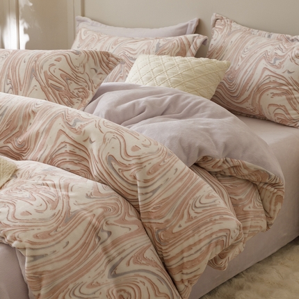 91家纺网 家纺一手货源 找家纺 （总）卡派 2024新款轻奢肌理纹雕花工艺款230克加厚牛奶绒四件套（提供买家秀 ）