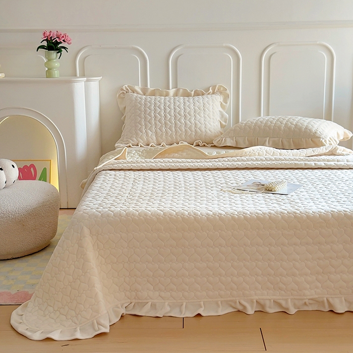 91家纺网 家纺一手货源 找家纺 美梦家纺 2024新款素色牛奶绒花边床盖系列 奶昔白