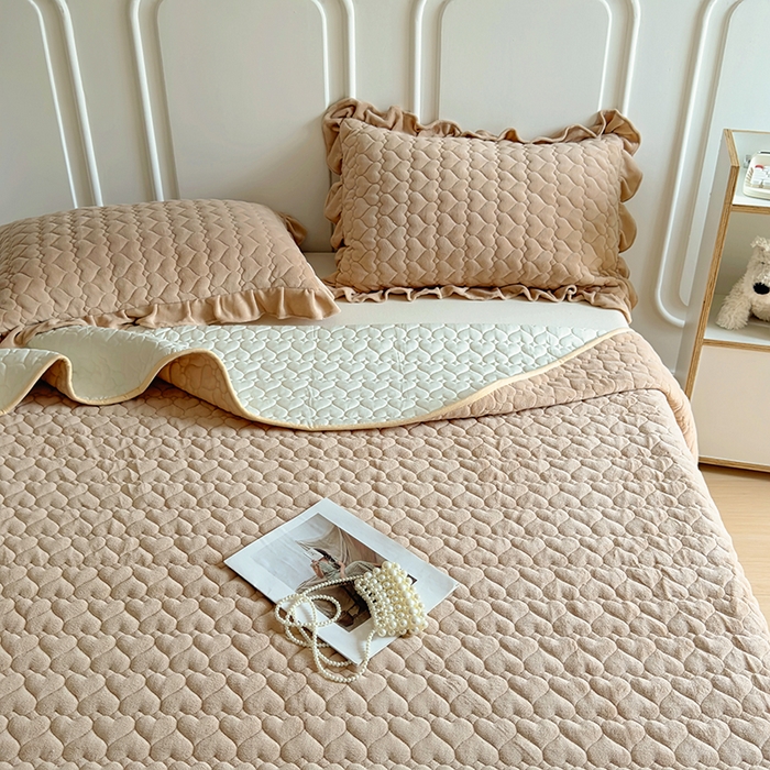 91家纺网 家纺一手货源 找家纺 美梦家纺 2024新款素色牛奶绒花边床盖系列 卡其色