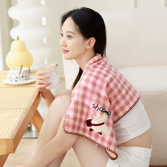 91家纺网 家纺一手货源 找家纺 朴尔家纺-毛巾被 2024新款毛巾绣勾边小格快乐鸭AB版珊瑚绒速吸速干毛巾浴巾 格子快乐鸭-粉毛巾