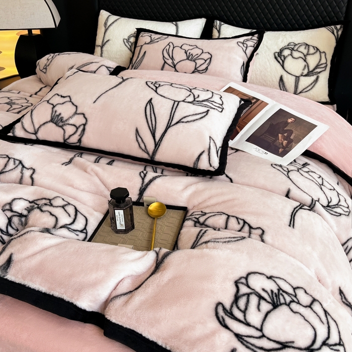 91家纺网 家纺一手货源 找家纺 （总）慕尚家纺 2025新款宽包边高克重兔兔绒牛奶绒加厚保暖法式系列四件套