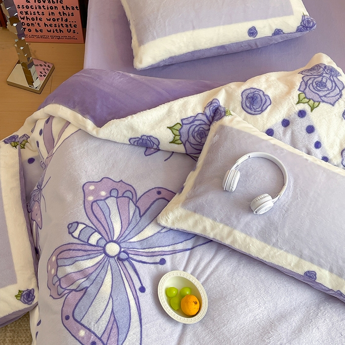 91家纺网 家纺一手货源 找家纺 安哆啦家纺 2024新款兔毛绒大版卡通牛奶绒兔兔绒印花四件套 姿花蝶