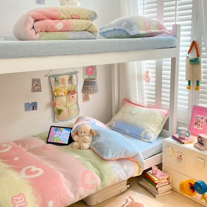 91家纺网 家纺一手货源 找家纺 川悦生活 2024新款立体雪花绒宿舍床笠款三件套四件套 彩虹爱语蓝