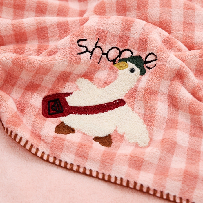 91家纺网 家纺一手货源 找家纺 朴尔家纺-毛巾被 2024新款毛巾绣勾边小格快乐鸭AB版珊瑚绒速吸速干毛巾浴巾 格子快乐鸭-粉浴巾