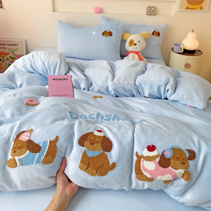 91家纺网 家纺一手货源 找家纺 （总）梦之岛 2024新款牛奶绒卡通毛巾绣四件套腊肠狗