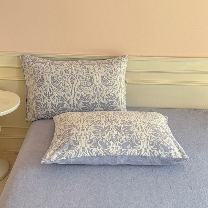 91家纺网 家纺一手货源 找家纺 大境 2024新款8斤A类230克牛奶绒提花烂花四件套床笠款床单款 可可西里 灰蓝