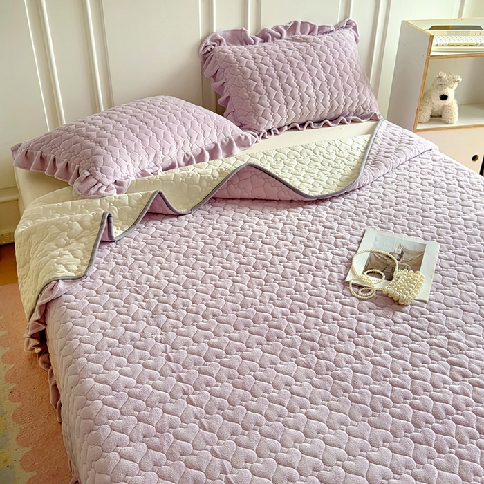 91家纺网 家纺一手货源 找家纺 美梦家纺 2024新款素色牛奶绒花边床盖系列 水晶紫