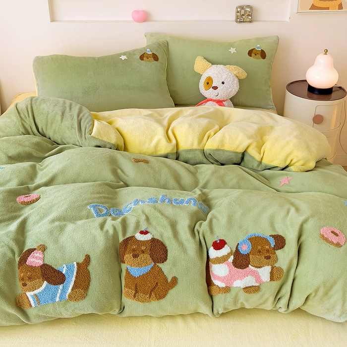 91家纺网 家纺一手货源 找家纺 梦之岛 2024新款牛奶绒卡通毛巾绣四件套腊肠狗 腊肠狗-黄绿