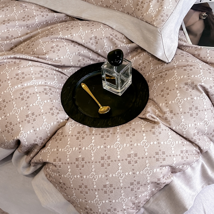 91家纺网 家纺一手货源 找家纺 雲归梦 2024新款全棉纯棉轻奢加厚磨毛拼角工艺四件套 罗薇-卡其灰