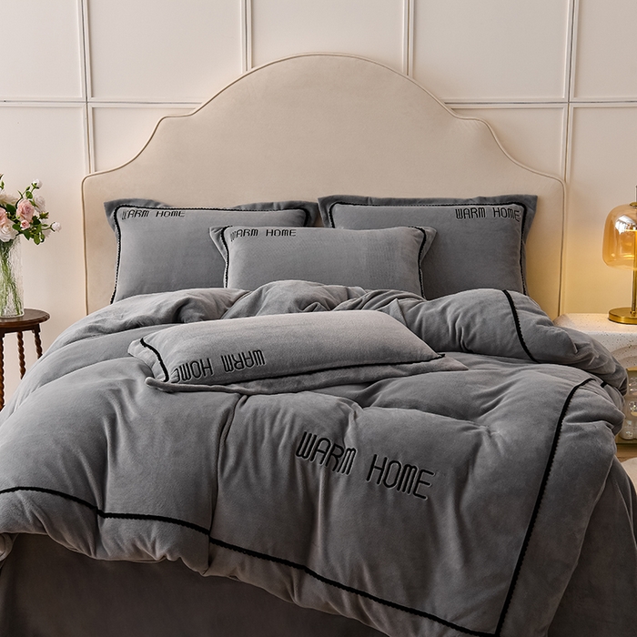 91家纺网 家纺一手货源 找家纺 同田家纺 2024新款230克蓄暖高克重牛奶绒四件套 浅灰