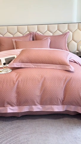 91家纺网 家纺一手货源 找家纺 雲归梦 2024新款全棉纯棉轻奢加厚磨毛拼角工艺四件套 安娜-豆沙红