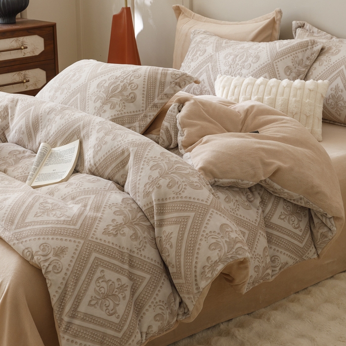 91家纺网 家纺一手货源 找家纺 卡派 2024新款轻奢肌理纹雕花工艺款230克加厚牛奶绒四件套（提供买家秀 ） 法式浪漫-奶咖