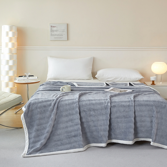 91家纺网 家纺一手货源 找家纺 2024新款仿兔绒泡泡绒毛毯家用四季毯 条纹人生 星辰灰