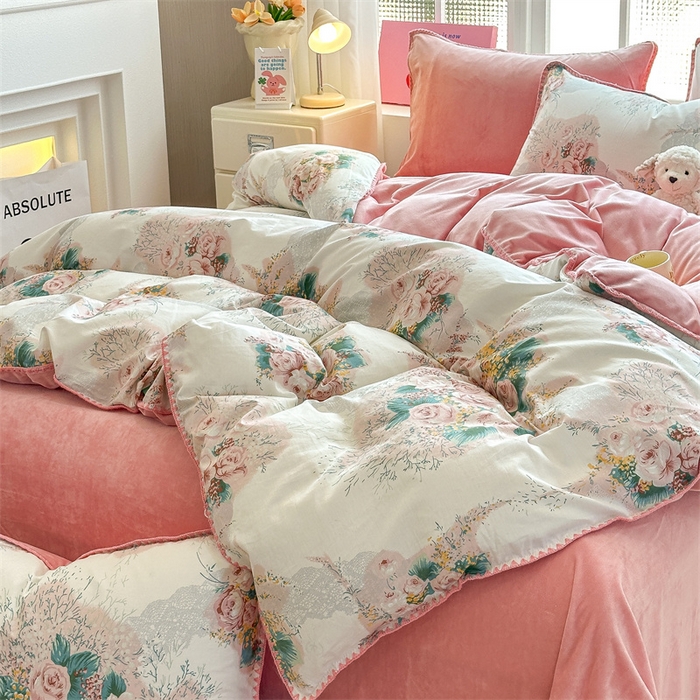 91家纺网 家纺一手货源 找家纺 红粉佳人新款小清新卡通贝壳边三角针棉加绒四件套工艺款牛奶绒四件套浪漫花舞