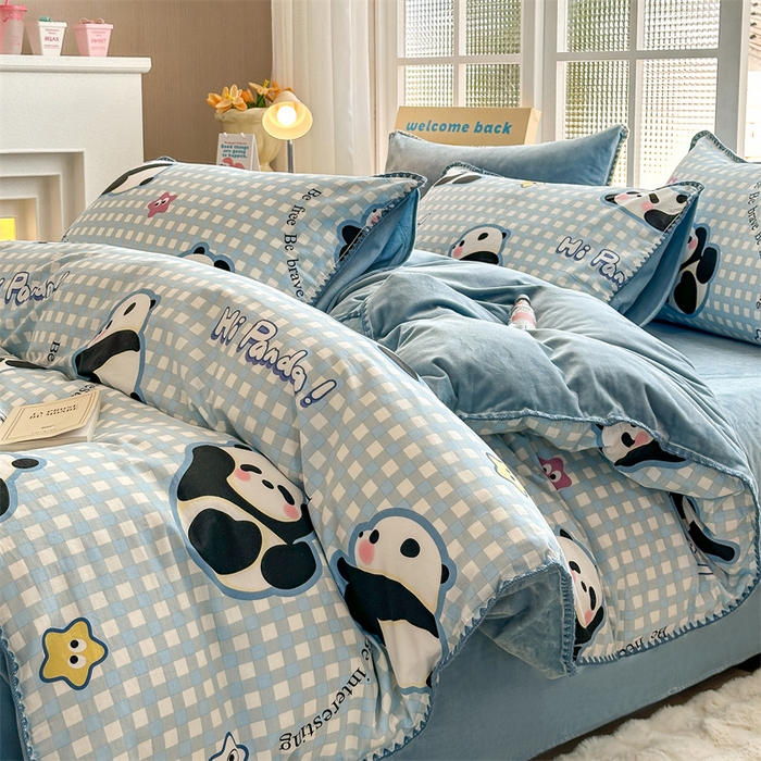 91家纺网 家纺一手货源 找家纺 红粉佳人新款小清新卡通贝壳边三角针棉加绒四件套工艺款牛奶绒四件套蓝格熊猫