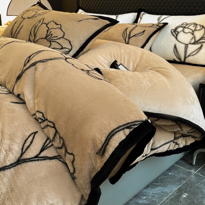 91家纺网 家纺一手货源 找家纺 慕尚家纺 2025新款宽包边高克重兔兔绒牛奶绒加厚保暖法式系列四件套 兔毛-玫瑰-咖