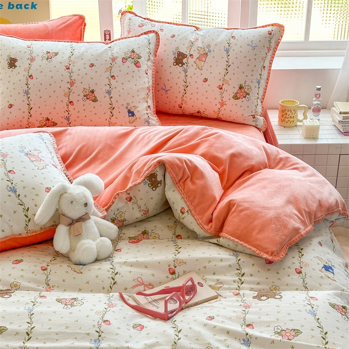 91家纺网 家纺一手货源 找家纺 红粉佳人新款小清新卡通贝壳边三角针棉加绒四件套工艺款牛奶绒四件套花香小兔