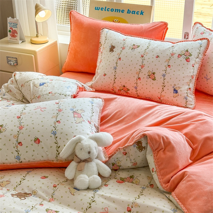 91家纺网 家纺一手货源 找家纺 红粉佳人新款小清新卡通贝壳边三角针棉加绒四件套工艺款牛奶绒四件套花香小兔