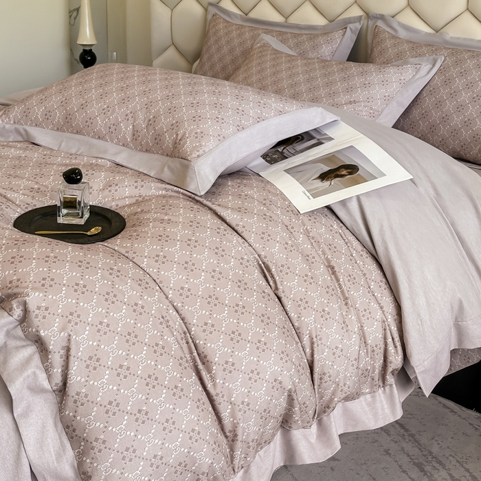 91家纺网 家纺一手货源 找家纺 雲归梦 2024新款全棉纯棉轻奢加厚磨毛拼角工艺四件套 罗薇-卡其灰