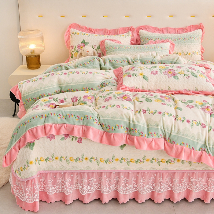 91家纺网 家纺一手货源 找家纺 民新家纺 2025新款牛奶绒印花夹棉床盖四件套 花香四溢-粉