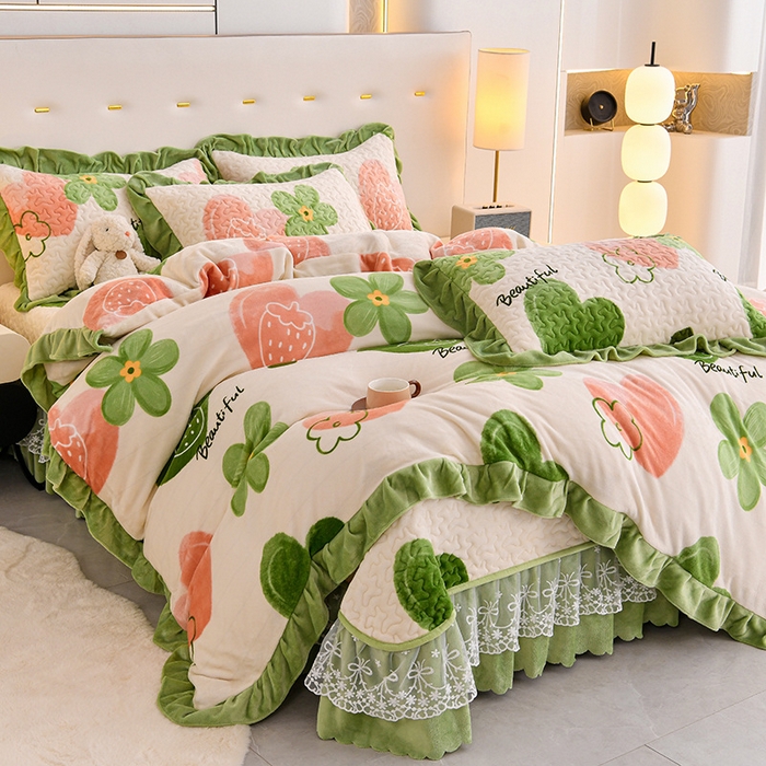 91家纺网 家纺一手货源 找家纺 民新家纺 2025新款牛奶绒印花夹棉床盖四件套 爱心草莓-绿