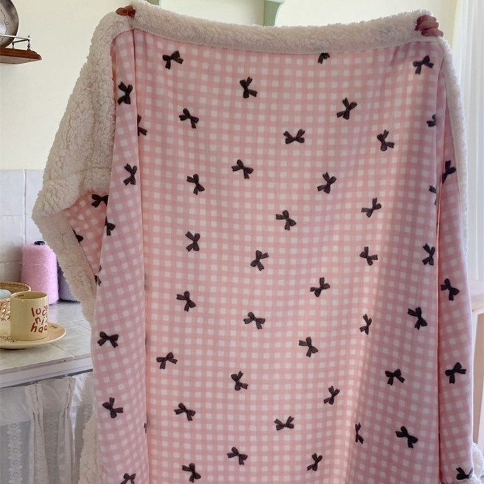 91家纺网 家纺一手货源 找家纺 桃喜 2024新款亲肤舒适牛奶绒羊羔绒毛毯 粉格子蝴蝶结
