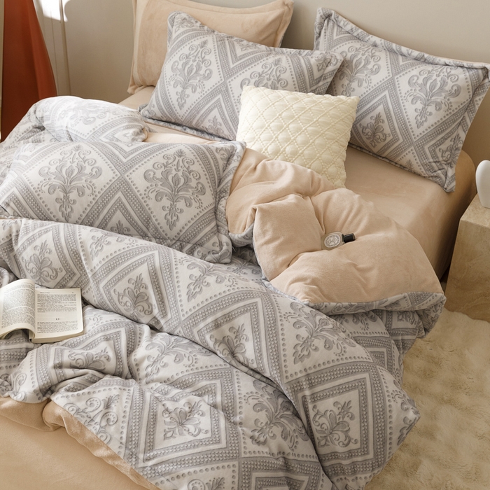 91家纺网 家纺一手货源 找家纺 卡派 2024新款轻奢肌理纹雕花工艺款230克加厚牛奶绒四件套（提供买家秀 ） 法式浪漫-灰