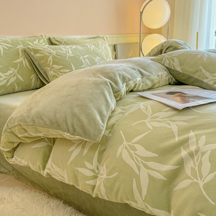 91家纺网 家纺一手货源 找家纺 大境 2024新款8斤A类230克牛奶绒提花烂花四件套床笠款床单款 竹影 奶绿