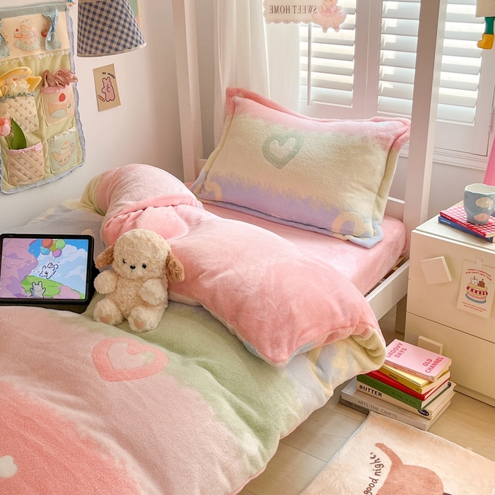 91家纺网 家纺一手货源 找家纺 川悦生活 2024新款立体雪花绒宿舍床笠款三件套四件套 彩虹爱语粉