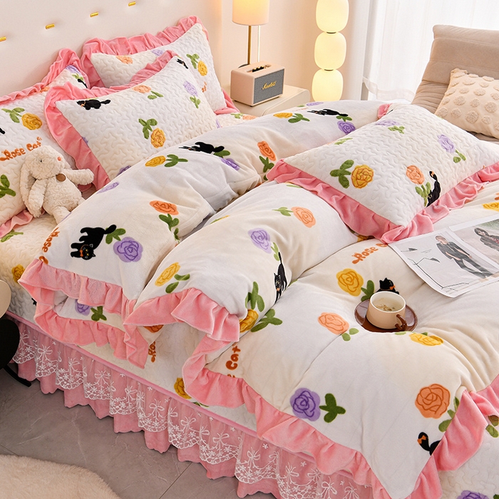 91家纺网 家纺一手货源 找家纺 民新家纺 2025新款牛奶绒印花夹棉床盖四件套 乐享时光-粉