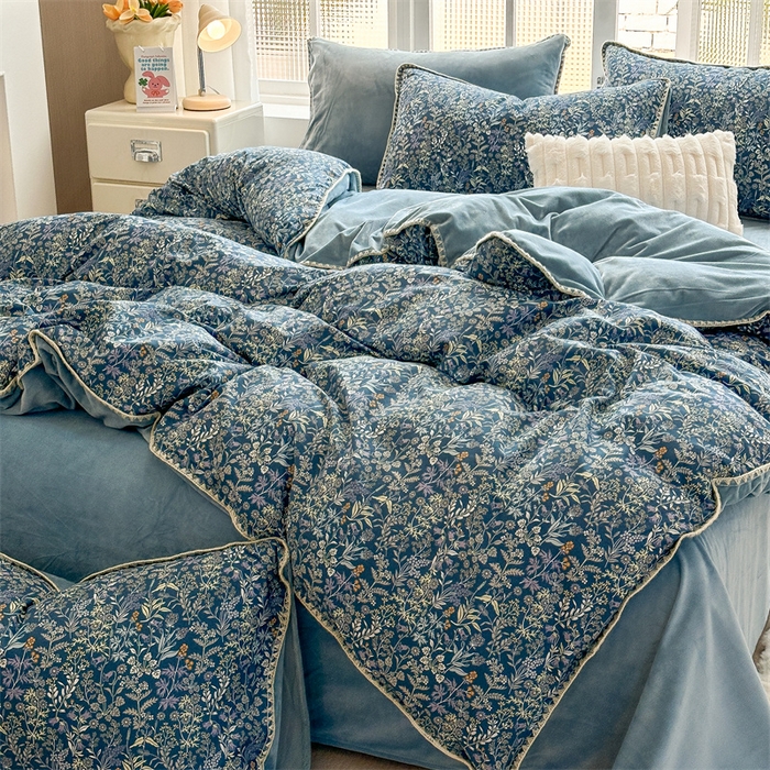 91家纺网 家纺一手货源 找家纺 红粉佳人新款小清新卡通贝壳边三角针棉加绒四件套工艺款牛奶绒四件套蓝底小花