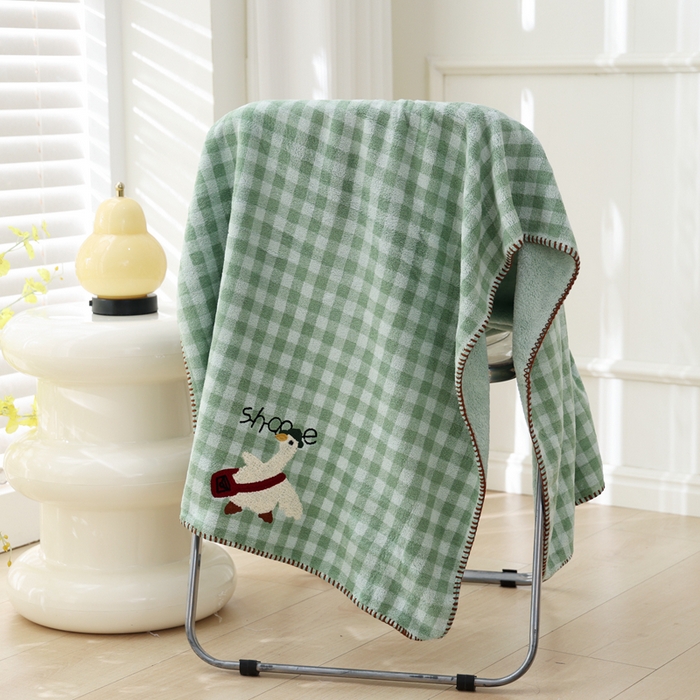 91家纺网 家纺一手货源 找家纺 朴尔家纺-毛巾被 2024新款毛巾绣勾边小格快乐鸭AB版珊瑚绒速吸速干毛巾浴巾 格子快乐鸭-深绿浴巾