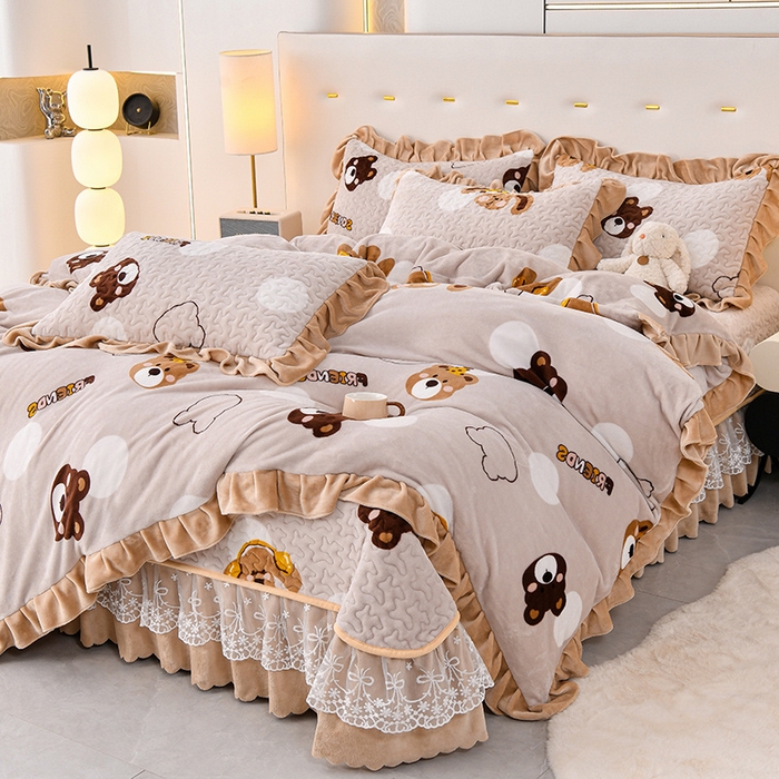 91家纺网 家纺一手货源 找家纺 民新家纺 2025新款牛奶绒印花夹棉床盖四件套 可爱小熊