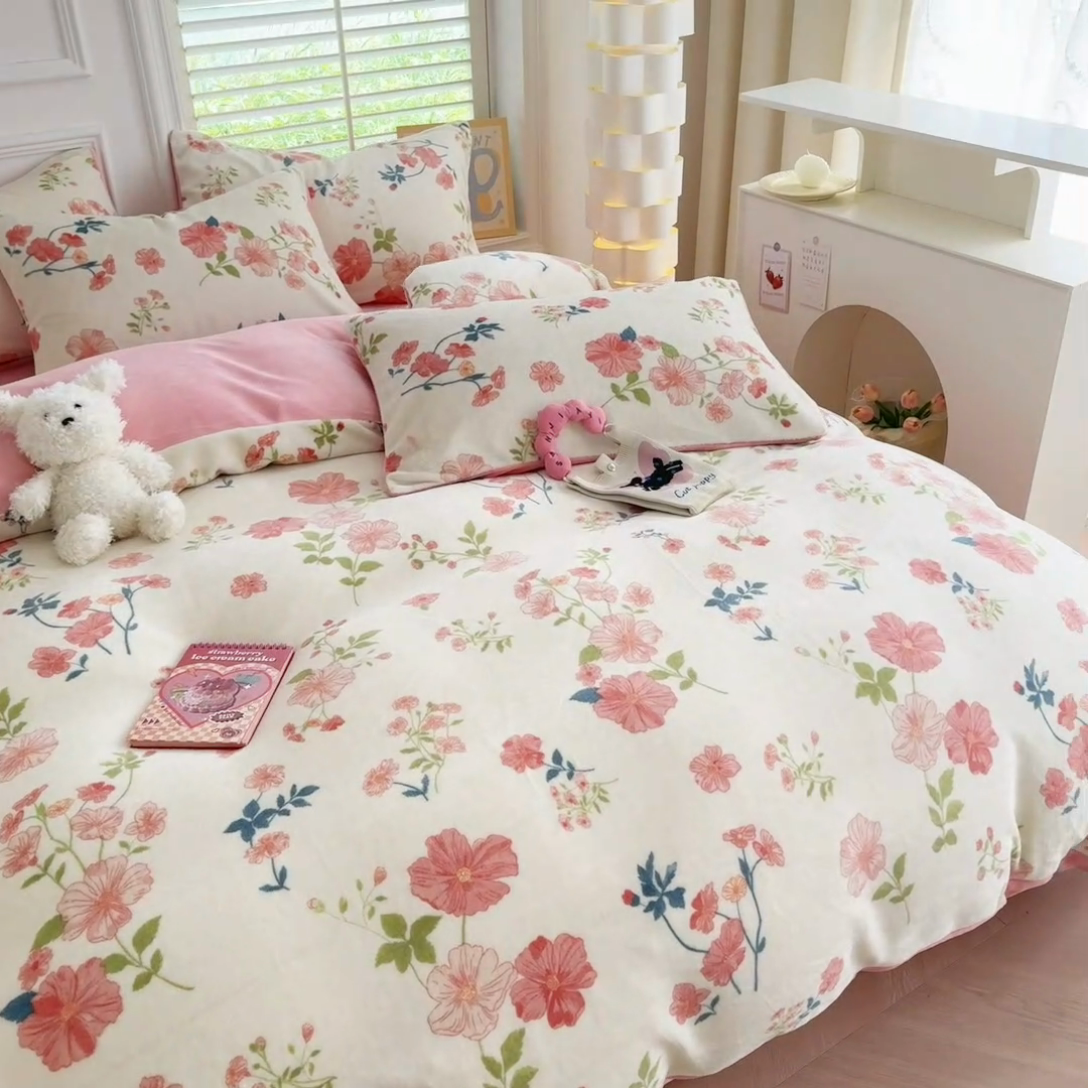 91家纺网 家纺一手货源 找家纺 简宜家居 2025新款牛奶绒印花四件套 清新粉黛