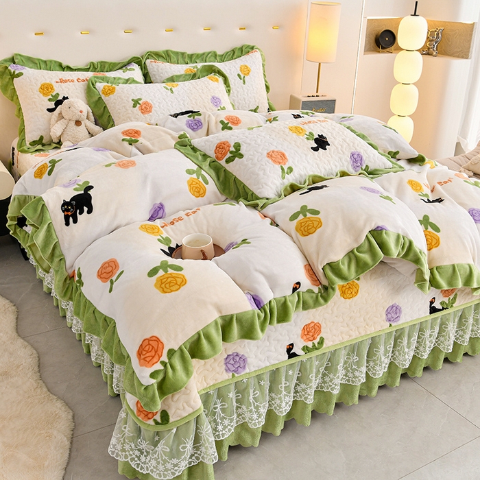 91家纺网 家纺一手货源 找家纺 民新家纺 2025新款牛奶绒印花夹棉床盖四件套 乐享时光-绿