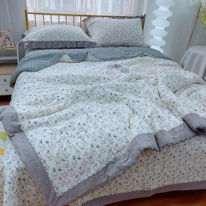 91家纺网 家纺一手货源 找家纺 暖居 2024新款包边豆豆被床盖四件套 兔耳朵