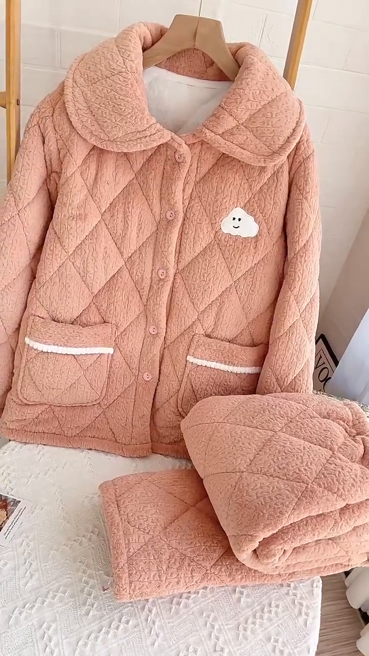 91家纺网 家纺一手货源 找家纺 洛兰沙家居馆 2024新款清新睡衣女秋冬三层夹棉珊瑚绒加厚保暖两件套女士可外穿加绒家居服 粉色