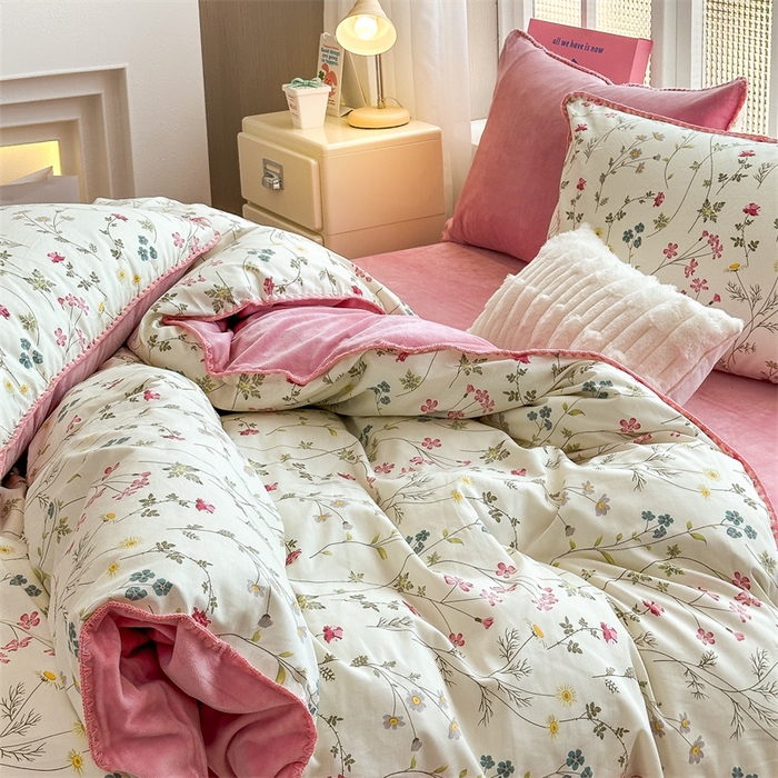 91家纺网 家纺一手货源 找家纺 红粉佳人新款小清新卡通贝壳边三角针棉加绒四件套工艺款牛奶绒四件套凝香