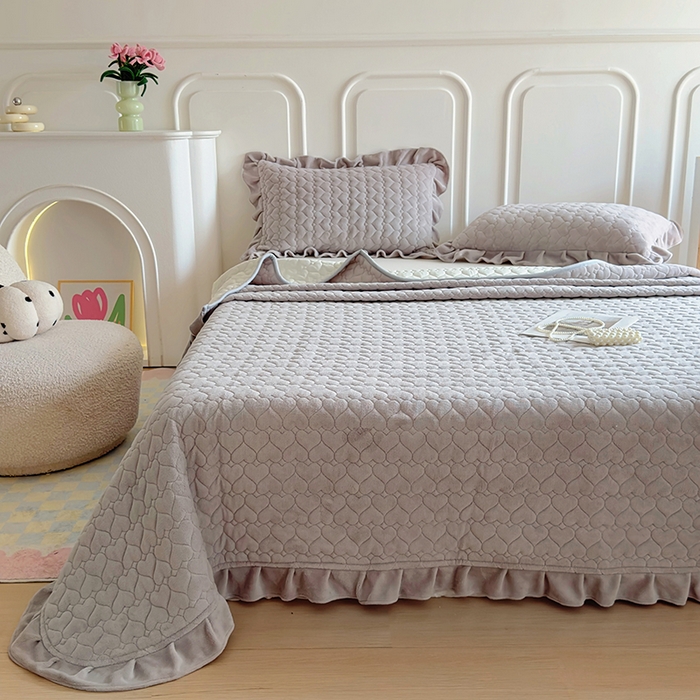 91家纺网 家纺一手货源 找家纺 美梦家纺 2024新款素色牛奶绒花边床盖系列 银河灰