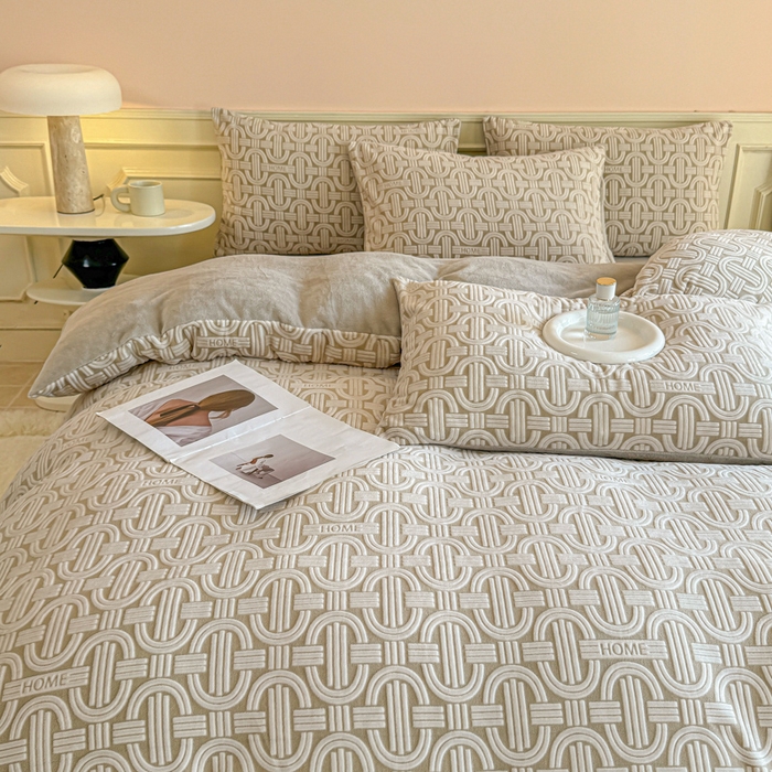 91家纺网 家纺一手货源 找家纺 大境 2024新款8斤A类230克牛奶绒提花烂花四件套床笠款床单款 巴克曼 米灰