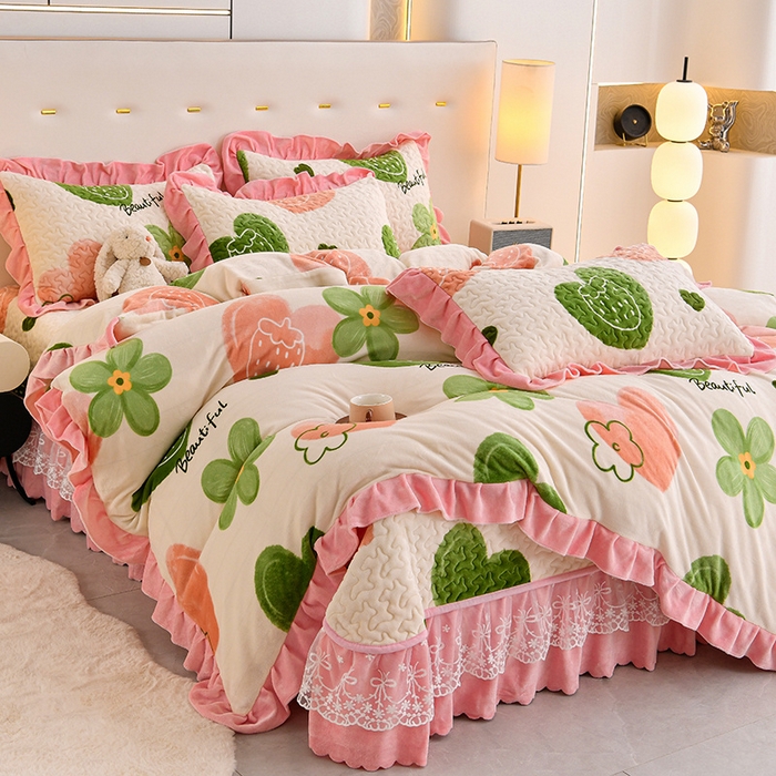 91家纺网 家纺一手货源 找家纺 民新家纺 2025新款牛奶绒印花夹棉床盖四件套 爱心草莓-粉